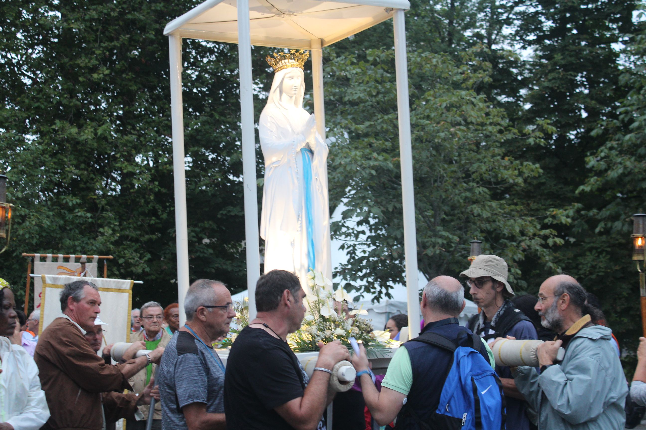 La procession mariale : Marie est portée par des membres du Réseau St Laurent